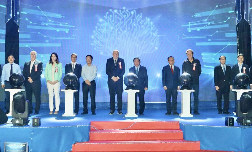 Phó Thủ tướng Chính phủ Nguyễn Chí Dũng và các đại biểu thực hiện nghi thức cắt băng khánh thành Nhà máy Coherent tại Khu công nghiệp Nhơn Trạch 1.