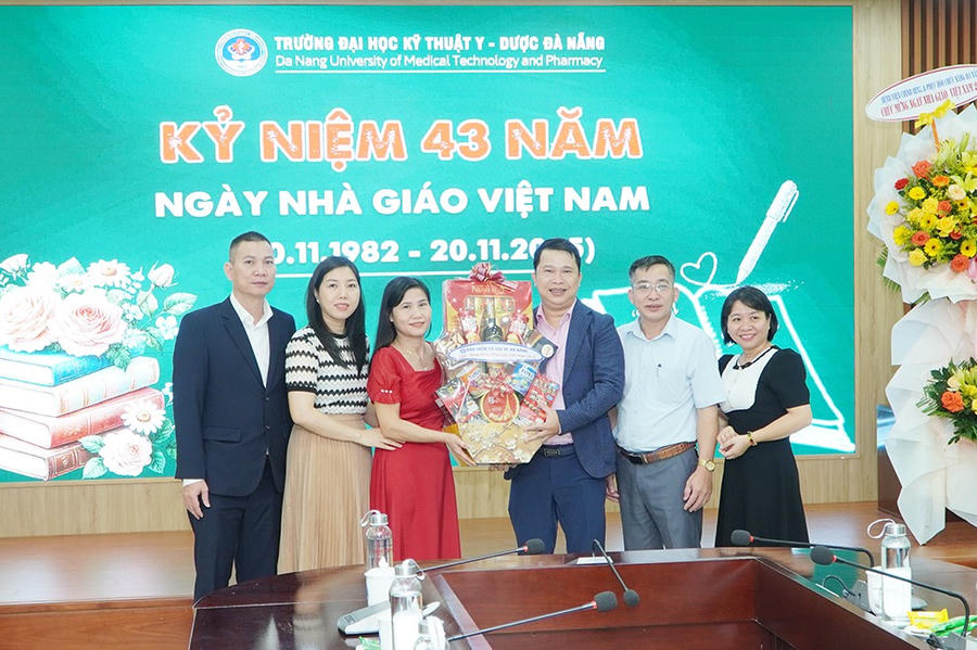 BHXH TP.Đà Nẵng thăm và chúc mừng Trường Đại học Kỹ thuật Y - Dược Đà Nẵng.