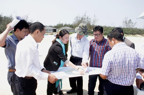 Đoàn khảo sát thực tế tại bãi biển xã Bình Phú, hyện Bình Sơn, tỉnh Quảng Ngãi. Ảnh: quangngai.gov.vn.