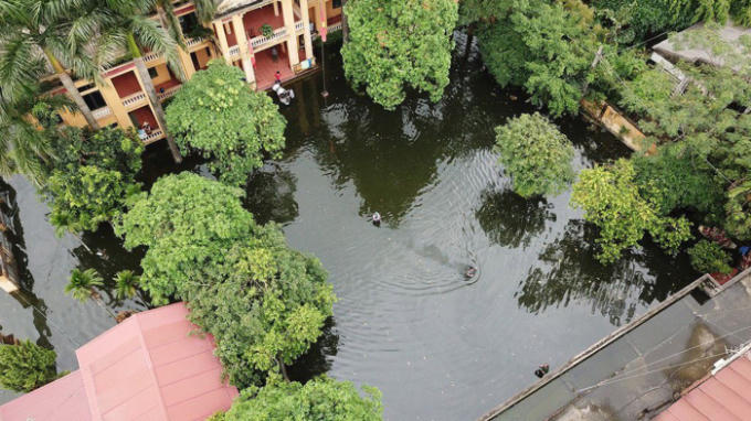 Sân UBND xã Nam Phương Tiến mênh mông như một hồ nước.