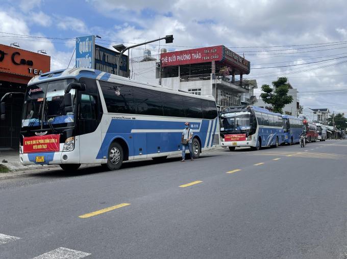Nhieu doan xe di doi cong nhan