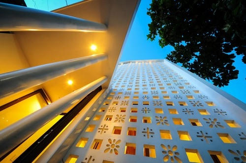 Tường gạch hoa thông gió với 3 họa tiết ô vuông, hoa mai, chữ thập đẹp mắt là điểm rất đáng nhắc đến trong ngôi nhà.