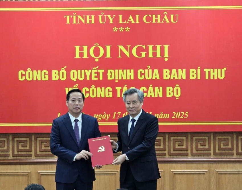 Ông Nguyễn Quang Dương, Phó Trưởng Ban Tổ chức Trung ương (bên phải) trao quyết định cho ông Hà Quang Trung.