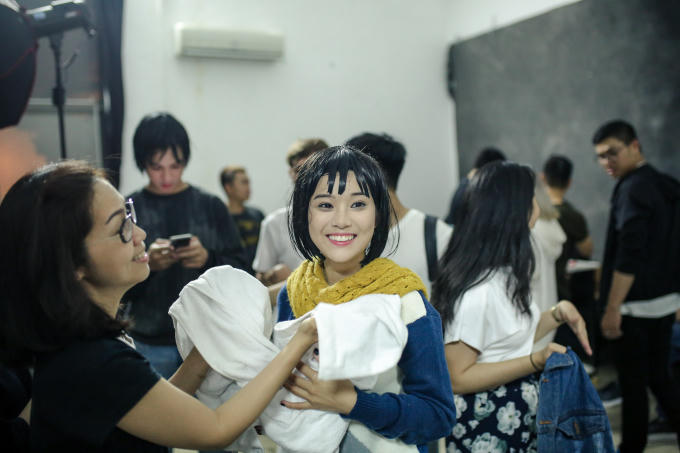 Tr&oacute;t vụt mất nụ h&ocirc;n trong phim, Ho&agrave;ng Yến Chibi quyết h&ocirc;n bằng được Tiến Vũ ngo&agrave;i đời