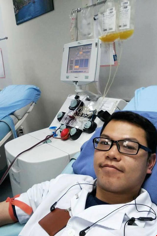 BS Trẻ Võ Chí Cương có "thú vui" hiến máu ngày mùng 1 Tết. Trong ảnh, anh hiến tiểu cầu vào ngày mùng 1 Tết Mậu Tuất ngay sau ca trực đêm 30.