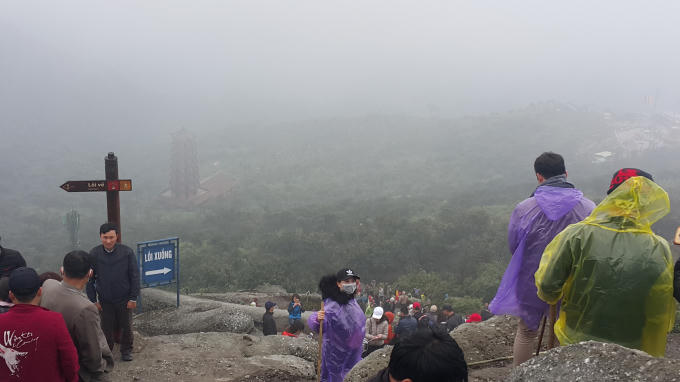 Đường l&ecirc;n ch&ugrave;a Đồng v&ocirc; c&ugrave;ng khó đi, do mưa r&eacute;t v&agrave; gi&oacute; v&ocirc; c&ugrave;ng to nhưng lại kh&ocirc;ng thể cản được bước ch&acirc;n về với c&otilde;i phật. Nhiều người tự m&igrave;nh leo qua 6.000m đường rừng n&uacute;i, h&agrave;ng chục ngh&igrave;n bậc đ&aacute; trơn trượt với t&acirc;m niệm &ldquo;Trăm năm t&iacute;ch đức tu h&agrave;nh, Chưa về Y&ecirc;n Tử chưa th&agrave;nh quả tu&rdquo;, thể hiện l&ograve;ng th&agrave;nh khi về với miền đất Phật