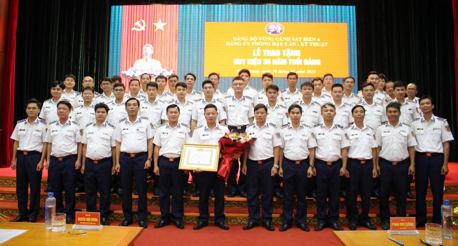 Cán bộ, đảng viên Đảng bộ Phòng Hậu cần - Kỹ thuật chúc mừng đồng chí Phan Duy Cường được nhận Huy hiệu 30 năm tuổi Đảng.