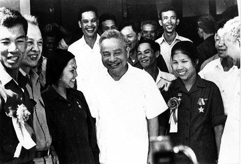 Ông Trần Quốc Hoàn (đứng giữa)