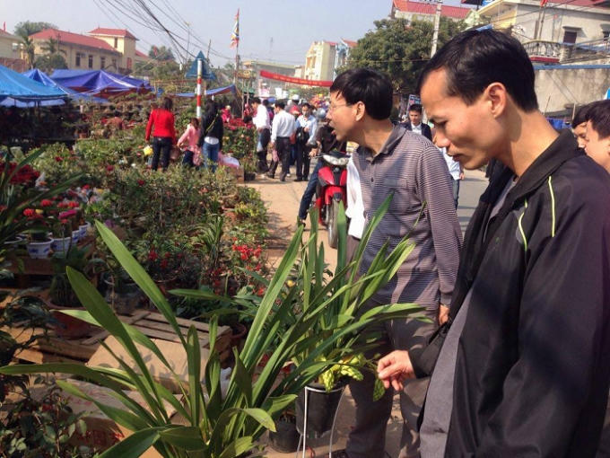 D&ograve;ng người tấp nập dồn về chợ &ldquo;Mua may, b&aacute;n rủi&rdquo; trước giờ khai hội