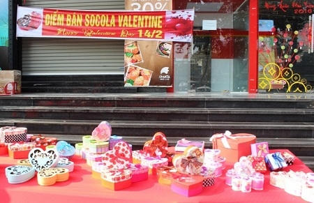 Điểm bán Socola trên vỉa hè phục vụ ngày lễ tình nhân.