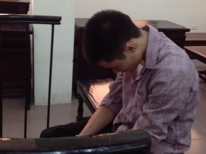 Trước vành móng ngựa, bị cáo Phạm Văn Linh luôn cúi gằm mặt (Ảnh: Duy Khương)