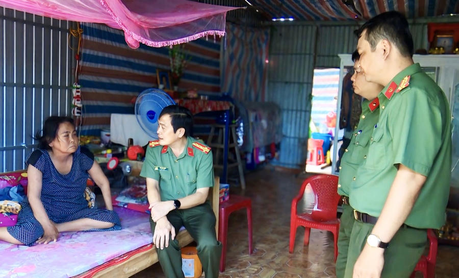 Đại tá Hồ Việt Triều - Ủy viên Ban Thường vụ Tỉnh ủy, Bí thư Đảng ủy, Giám đốc Công an tỉnh Bạc Liêu, trực tiếp khảo sát các gia đình có hoàn cảnh khó khăn để chuẩn bị hỗ trợ nhà.
