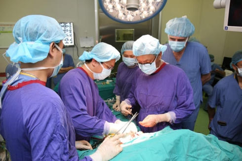 Các chuyên gia hàng đầu về phẫu thuật gan mật tại Bệnh viện Hữu nghị Việt Đức và chuyên gia quốc tế trực tiếp phẫu thuật cho bệnh nhân.