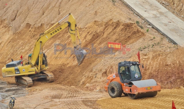 Sôi nổi khí thế lao động trên công trường hồ chứa nước Khe Giữa