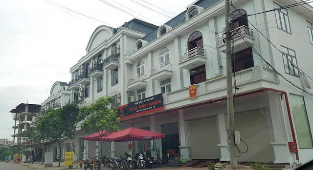 Một phần diện tích trong số hàng nghìn m2 đất tại Công viên bị xẻ thịt.