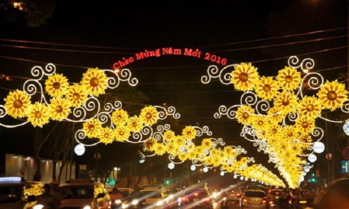Những con đường trung tâm TP HCM luôn rỡ sắc màu trước thềm năm mới 2016.