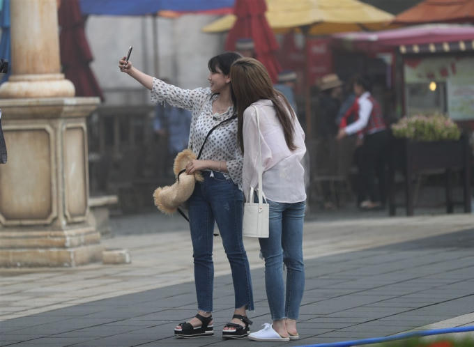 Các cô gái trẻ Hàn Quốc tranh thủ selfie ghi lại những khoảnh khắc lưu lại Việt Nam.