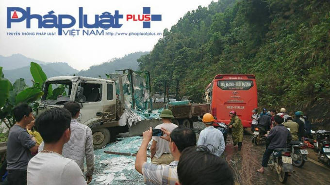 Hiện trường 2 xe tai nạn khiến người và xe máy phải đi xuống rãnh ( Ảnh: Tiến Vũ ).