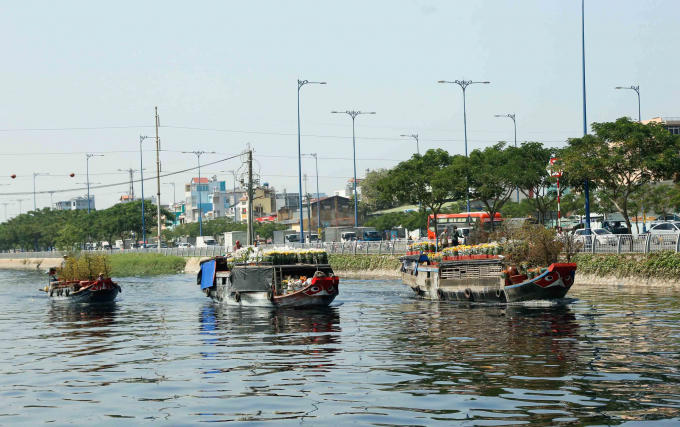 Hình ảnh tuyệt đẹp về những chuyến thuyền hoa cập bến Bình Đông