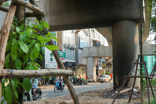 Một điểm trụ cầu ám đen vì người dân thường xuyên đốt rác.