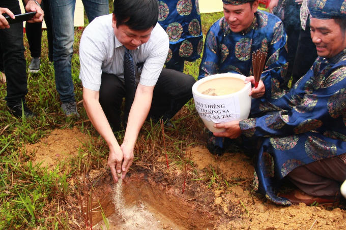 Ông Nguyễn Dung - Phó chủ tịch UBND tỉnh Thừa Thiên - Huế đắp đất thiêng tại đàn Xã Tắc.
