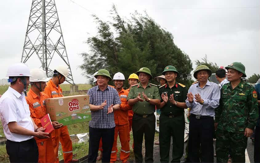 Ông Nguyễn Khắc Thận, Phó Bí thư Tỉnh ủy, Chủ tịch UBND tỉnh và Đoàn công tác động viên cán bộ, nhân viên Điện lực Hưng Yên tích cực khôi phục hệ thống điện do ảnh hưởng của thiên tai.