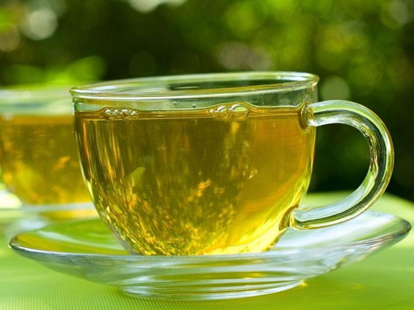 Một cốc trà xanh ấm giúp làm dịu cổ họng, loại bỏ màng nhầy, bảo vệ phổi. Ảnh: Boldsky.