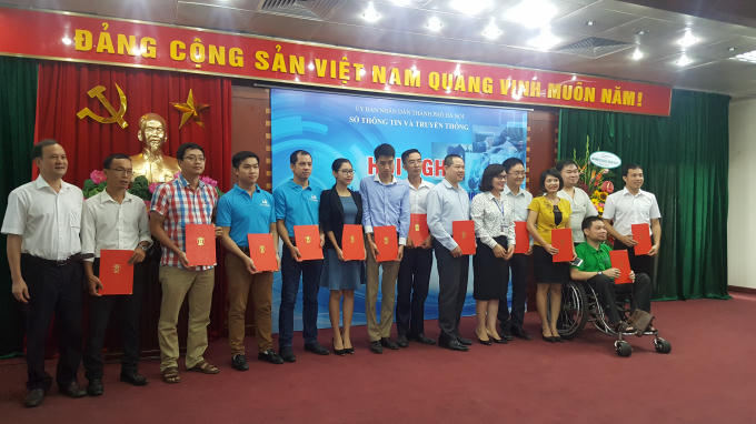 Tại hội nghị, Sở Thông tin và Truyền thông đã công bố Quyết định chính thức tiếp nhận, trao giấy chứng nhận cho 12 nhóm khởi nghiệp.
