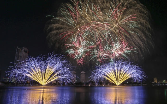 DIFF 2019: Đội pháo hoa Anh vẽ sông Thames bằng