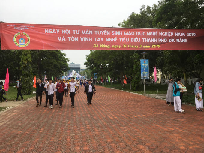 Có khoảng 10.000 em học sinh các trường THCS, THPT và 34 gian hàng cơ sở giáo dục nghề nghiệp trên địa bàn tham dự.