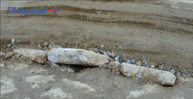 Đoàn xe vượt quá tải trọng khiến đường xe sụt lún.