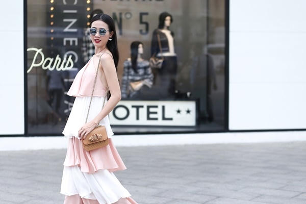 Phong cách vừa kín đáo vừa gợi cảm.