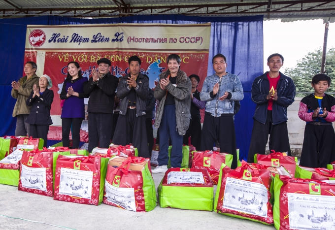 Công dân Ưu tú Thủ đô, thượng tá CSGT Lê Đức Đoàn (Thứ 4 từ trái sang ) cùng đại diện huyện ủy Mộc Châu trao quà cho bà con. (Ảnh: Phạm Thanh Hà)