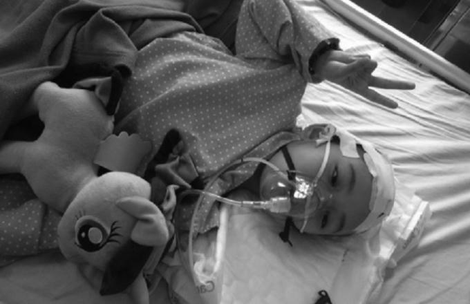 B&eacute; Hải An lu&ocirc;n v&ocirc; c&ugrave;ng mạnh mẹ khi nằm điều trị.