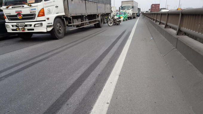 Tại hiện trường, vết vanh của xe đầu kéo mang BKS: 15C - 168.36 kéo dài khoảng 30m.