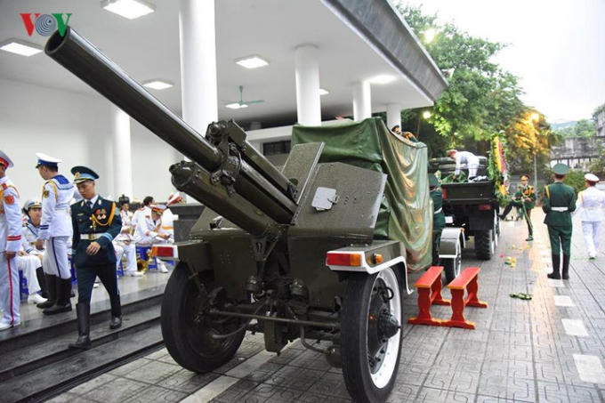Đội nghi lễ đang gấp rút chuyển hoa lên đoàn xe tang lễ Chủ tịch nước Trần Đại Quang. Trong ảnh: Cỗ linh xa sẽ đưa linh cữu Chủ tịch nước Trần Đại Quang về nơi yên nghỉ cuối cùng tại quê hương ông - xã Quang Thiện, huyện Kim Sơn, tỉnh Ninh Bình.