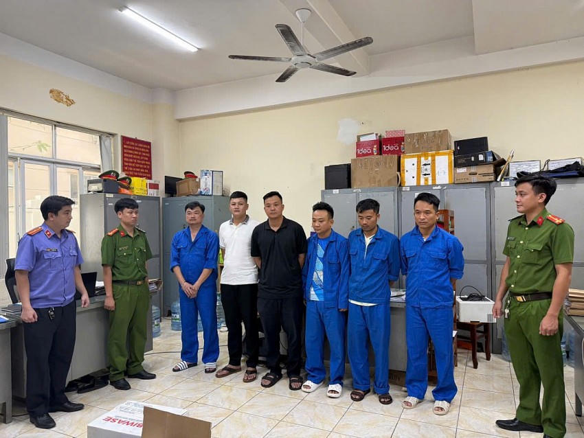 Công an thi hành lệnh bắt tạm giam các bị can (CACC).