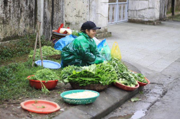 Chị Trinh đang gánh gồng cuộc sống cơm áo gạo tiền trong ngày rét. (Ảnh: Phùng Hà)
