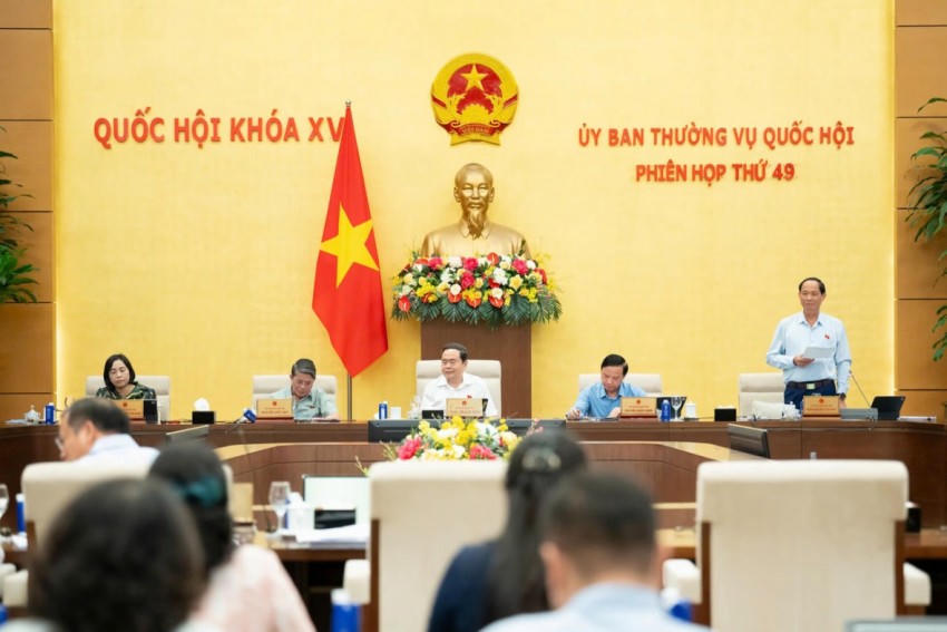 Phó Chủ tịch Quốc hội, Thượng tướng Trần Quang Phương điều hành nội dung phiên họp.