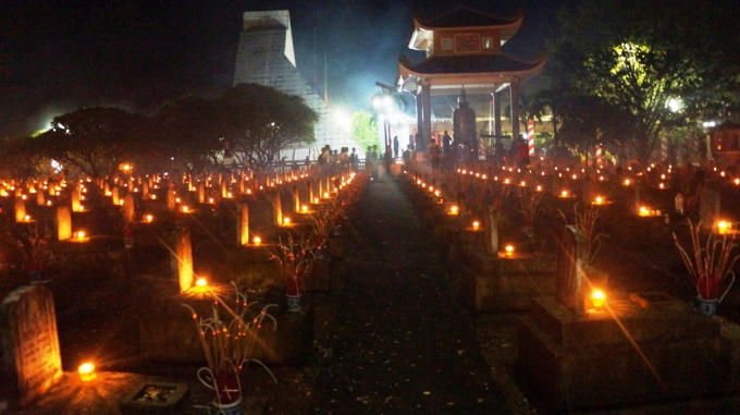 Giữa vạn ngôi mộ, những ánh nến tri ân lung linh bên các phần mộ chưa biết tên khiến nhiều người nghẹn lòng.