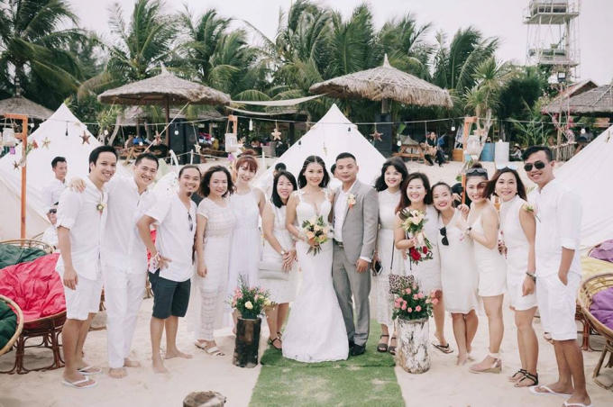 Cặp đôi ghi lại những khoảnh khắc vui vẻ, ngọt ngào bên bạn bè.