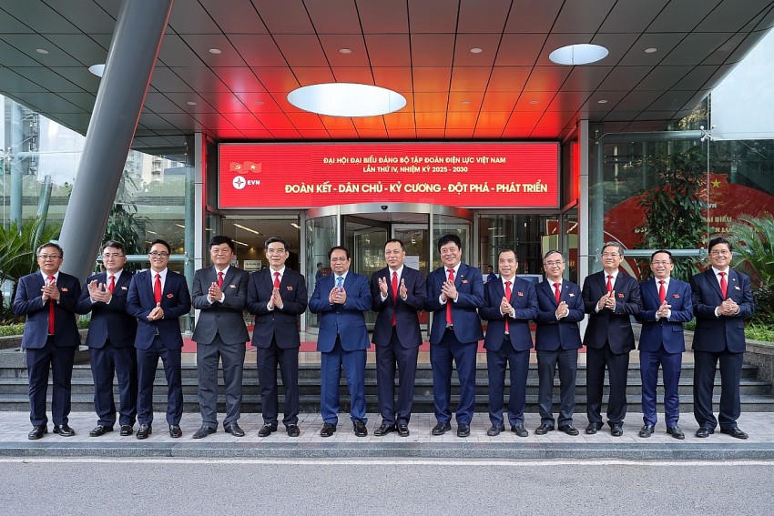 Thủ tướng Phạm Minh Chính với các đại biểu lãnh đạo Tập đoàn Điện lực Việt Nam - Ảnh: VGP