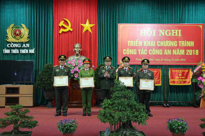 Thượng tướng Nguyễn Văn Thành trao danh hiệu chiến sỹ thi đua toàn lực lượng CAND cho 05 cá nhân đạt thành tích xuất sắc.