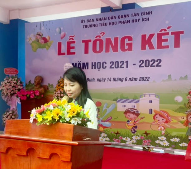 Hiệu trưởng trường tiểu học Phan Huy Ích (quận Tân Bình) Đỗ Ngọc Đào, phát biểu khai mạc buổi lễ Bế giảng năm học 2021-2022. Ảnh: Phạm Trường