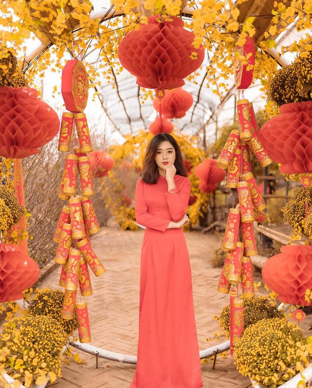 Tại ngôi trường danh giá, Hồng Loan tham dự đội Lễ tân, trực thuộc Đoàn trường ĐH KTQD