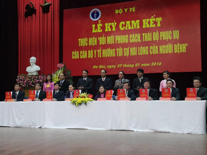 Giám đốc các bệnh viện ký cam kết với Bộ Y tế. Ảnh: Thu Hường.