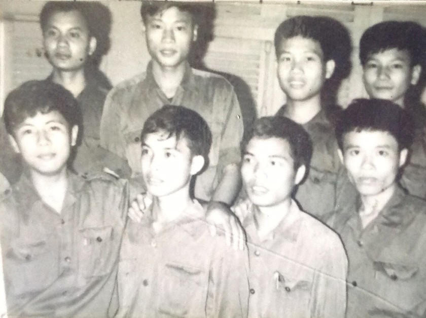 Một bức ảnh chụp tác giả cùng những người đồng đội của mình khi đất nước mới giải phóng. Ảnh: NVCC