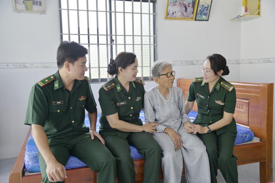 Đoàn công tác Hội Phụ nữ BĐBP tỉnh An Giang ân cần thăm hỏi Mẹ Thi.