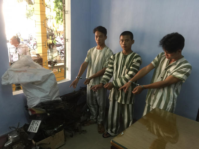 Các đối tượng cùng tang vật vụ việc.