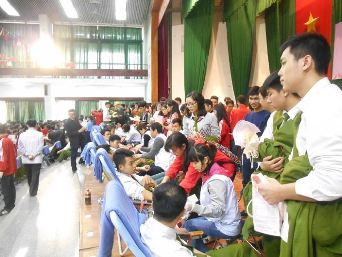 Nhiều đồng chí công an đã đợi 2 tiếng nhưng vẫn chưa được tham gia hiến máu.